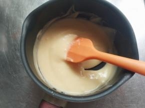 一边小火加热，一边搅拌，使豆乳卡士达奶油浓稠且富有光泽。盛出后，冷却待用。