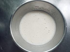 倒入温热的豆浆，搅拌均匀后，过筛倒入奶锅。