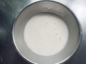 倒入温热的豆浆，搅拌均匀后，过筛倒入奶锅。