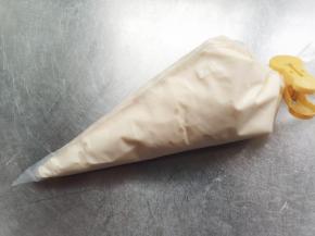 将豆乳装入裱花袋中，在蛋糕上一圈圈挤满，豆乳奶油会自然流下呈滴落状。