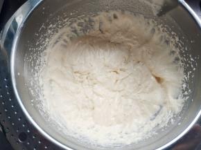 淡奶油中加入盐打发，再加入豆乳卡士达奶油，再次搅打均匀。