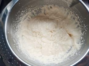 淡奶油中加入盐打发，再加入豆乳卡士达奶油，再次搅打均匀。