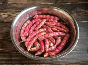 黄金勾豆角用淡醋水（淡盐水）泡20分钟，清洗干净。