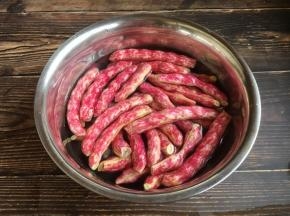 黄金勾豆角用淡醋水（淡盐水）泡20分钟，清洗干净。