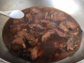 大火煮开，小火炖30分钟，然后放入适量的盐调味。