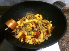 倒入适量生抽翻炒均匀。