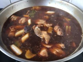 放入适量的开水，开水的量要没过食材。