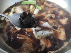 放入1勺的豆豉。