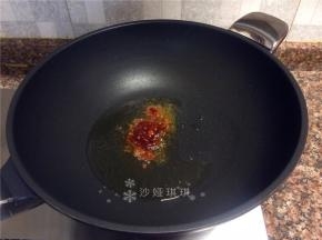 放入1勺豆瓣酱炒出香味。