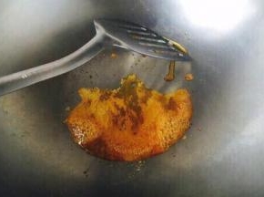 冰糖刚开始融化后的状态如图中中间部分，图中左右两边已经产生气泡，当中间部分也产生气泡后用铲子迅速滑动，