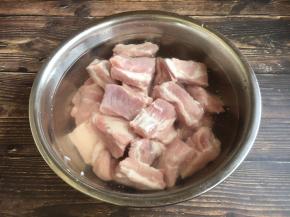 小肋排排骨提前浸泡30～60分钟，然后清洗干净。