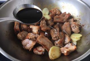 倒入生抽25g左右，5g左右的老抽，半勺小勺的白醋。 白醋起到去腥的作用。