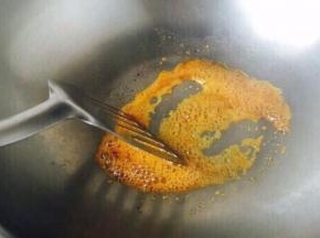 这是滑动铲子后消泡的状态 当再产生气泡时，还是用铲子滑动，打散气泡，这样重复3次，糖色就变成琥珀色了。