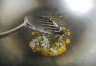 这是冰糖在融化中 ，可用铲子压一压冰糖并翻动冰糖，这样可加速冰糖融化。