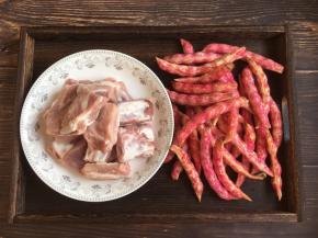 主要食材小肋排排骨和黄金勾豆角。
