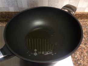 热锅倒油烧至八成热。