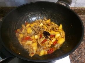 起锅前放入1勺老干妈油辣椒翻炒均匀即可。