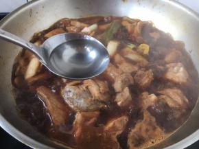 放入半大汤勺（20g）的米酒。 小心米酒易燃，注意安全，做好防护。 为了安全，也可以将这步放调在第21步骤以后操作，即放完水以后再放米酒。