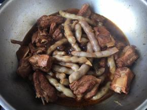 大火煮开，中小火炖10分钟。