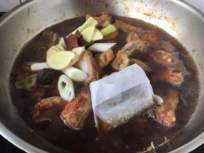 放入步骤2的葱姜等作料。