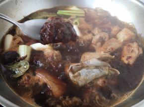 放入1勺的黄豆酱。