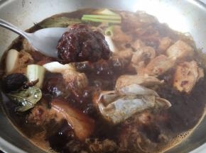 放入1勺的黄豆酱。