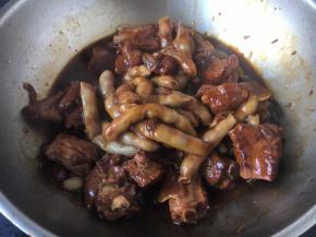 最后放入1小勺蚝油提鲜，翻炒均匀收汁即可。