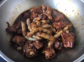 最后放入1小勺蚝油提鲜，翻炒均匀收汁即可。