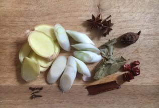 佐料：葱、姜、八角、草果、香叶、桂皮、干辣椒、丁香、小茴香。