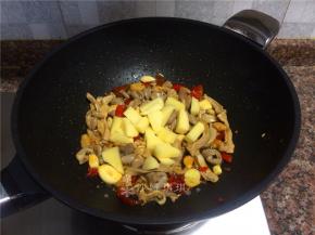 放入土豆翻炒1分钟。