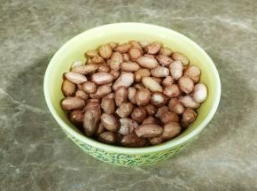 花生先用热水浸泡半小时（半小时候很容易把皮撕下，但个人喜欢连皮一起搅拌）