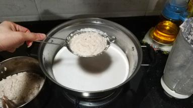 过滤花生浆入锅里