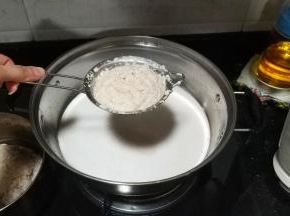 过滤花生浆入锅里