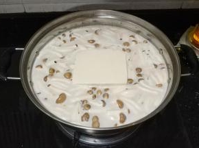 将菇和豆腐放入花生汁里，大火煮开