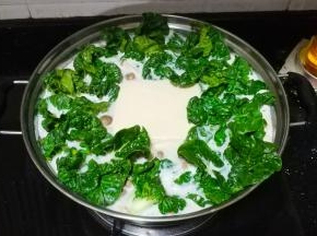 再放入小白菜，再次煮开后转中小火25分钟