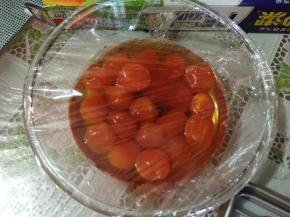 首先把蛋黄用高度酒浸泡，最好提前准备浸泡几小时。