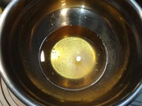 把转化糖浆、枧水、花生油直接装在打蛋盆内称量好。