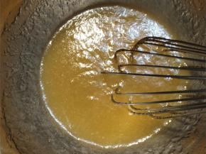 用蛋抽轻轻的搅拌至乳化。