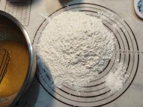 把高筋面粉跟中筋面粉混合后直接筛在揉面垫上。