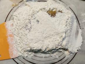 把边缘部分的面粉慢慢的扬上去，包裹住混合好的糖浆液体。