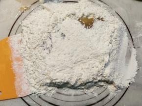 把边缘部分的面粉慢慢的扬上去，包裹住混合好的糖浆液体。