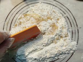 利用刮板切拌，然后用手按压。