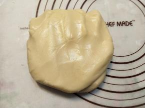 反复压拌成一块光滑的面团。