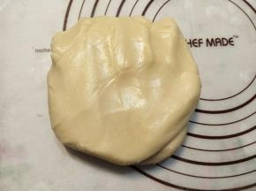反复压拌成一块光滑的面团。