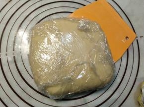 反复压拌成一块光滑的面团。