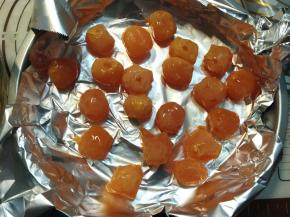 在醒面时，我们把鸭蛋黄沥出酒液，放到烤盘上，记得给我们烤盘垫一张锡纸哟。