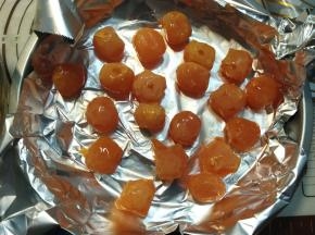 在醒面时，我们把鸭蛋黄沥出酒液，放到烤盘上，记得给我们烤盘垫一张锡纸哟。
