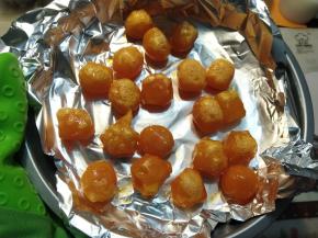 蛋黄表面有小气泡就可以了，烤制的程度需要自己随时观察哟，放凉备用。