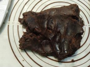 取出豆沙馅，像搓衣服似的把豆沙馅搓匀，搓好的豆沙颜色会暗一点点。