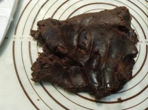 取出豆沙馅，像搓衣服似的把豆沙馅搓匀，搓好的豆沙颜色会暗一点点。